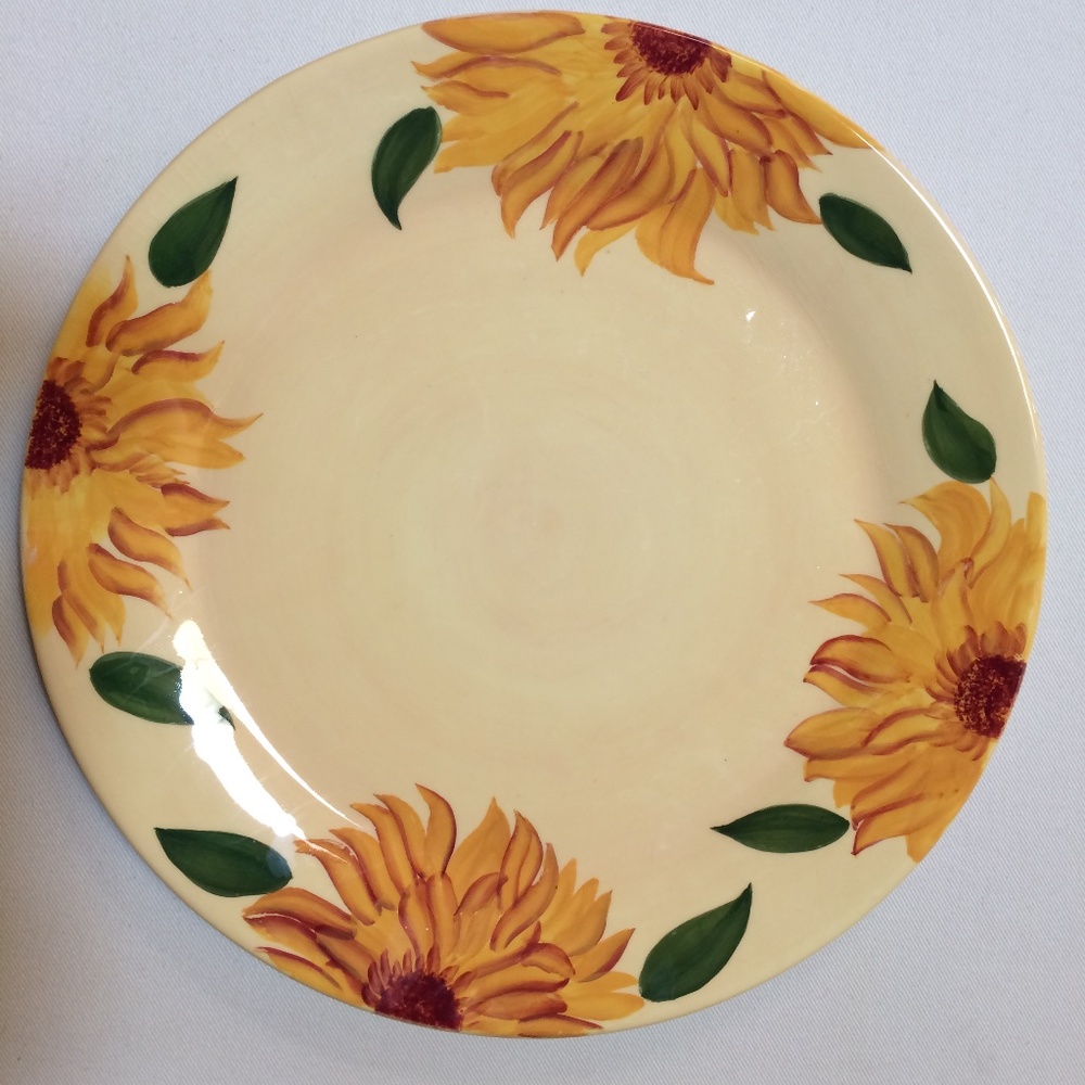 Round serving platter w/ sunflower design